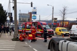 FOTO Tragedie! Femeie accidentată mortal de un tir. Traversa strada în fugă