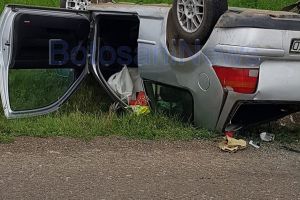 Accident la Botoşani. Un tânăr s-a răsturnat cu maşina pe cupolă, iar după accident a părăsit, împreună cu pasagerii, locul faptei