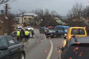 Trei victime au ajuns la spital, în urma unui accident provocat de un şofer neatent