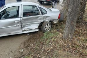 O femeie a ajuns la spital, în urma coliziunii dintre un autotren şi două autoturisme