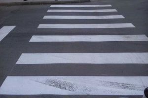 Femeie acroşată de un autoturism, la Topliţa, pe o trecere pentru pietoni