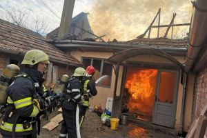 INCENDIU la o casă din Cergău: O victimă cu arsuri la membre, transportată la spital