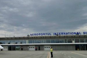 Situaţie critică pe Aeroportul din Sibiu – Zeci de oameni veniţi din Germania revoltaţi – Ameninţări cu Poliţia