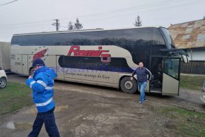 FOTO & VIDEO! Zece botoşăneni întorşi din Italia, aduşi cu poliţia în Tabăra Agafton. Vor sta în carantină