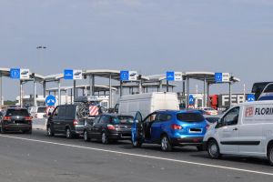 Cozi URIAȘE la Nădlac. Cetăţenii care au ajuns la graniţa de vest din „zonele roşii”, aşteaptă cu orele pentru a fi escortaţi spre judeţele de domiciliu, de unde vor intra în carantină