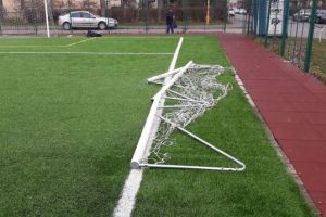 Un teren de sport din Braşov, modernizat recent, a fost vandalizat