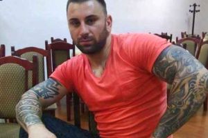 ”Spaima Aiudului” din nou după gratii: Bărbatul s-a dezbrăcat în faţa unui club şi a lovit cu o sticlă o persoană