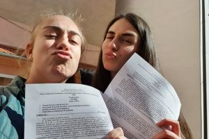 Ne mândrim cu ele – Două eleve din Slimnic, premiante la olimpiada de istorie