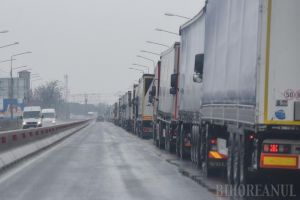 Un şofer de TIR din Galaţi care trebuia să stea izolat acasă a fost descoperit în Bihor. A primit o amendă de 20.000 lei