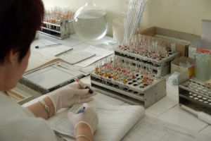 Peste 560 de persoane monitorizate şi patru persoane în carantină