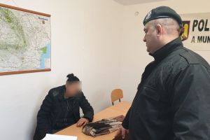 Prinsă când fura un portofel din ghiozdanul unei tinere, în autobuz