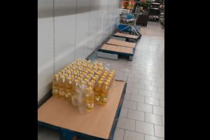 Rafturi goale în supermarketurile din reţele, marfă destulă în magazinele româneşti (FOTO-VIDEO)