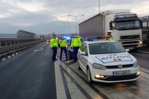 VIDEO FOTO: Zeci de maşini şi microbuze oprite pe autostradă la Sibiu – Jandarmii şi poliţiştii duc oamenii la punctele de carantină