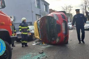 FOTO. Accident în municipiul Satu Mare. S-a dat cu maşina peste cap