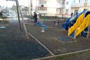 VIDEO Spaţiile de joacă din Botoşani, dezinfectate de angajaţii Primăriei