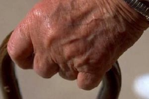ACUM este momentul să fim UMANI! Cum îţi poţi AJUTA vecinii şi rudele în vârstă