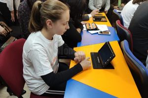 Ministerul Educaţiei le cere profesorilor să se implice în realizarea de lecţii video