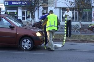 Accident pe o stradă din municipiul Botoşani produs de un şofer de 18 ani. O tânără care se deplasa pe moped, rănită