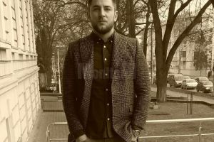 Unul dintre spărgătorii caselor oamenilor de afaceri, săltat pentru a executa 3 ani şi ...