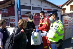 ACUM, POMPIERII ISU TRANSPORTĂ PACHETE ÎN CARANTINA DE LA HOTELUL PRIMĂRIE