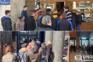 FOTO| Cozi la taxe şi impozite locale Alba Iulia şi la înmatriculări auto: Îngrămădeală afară, înauntru intră pe rând, câte o persoană