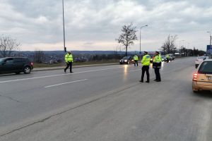Zeci de maşini trase pe dreapta de poliţiştii botoşăneni. Trei permise reţinute şi cinci certificate de înmatriculare retrase