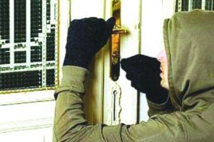 Au furat un motoferăstrău, o motocoasă şi ca bonus 100 litri de ţuică: Trei tineri, cu vârste între 15 şi 24 de ani, din Orăştie cercetaţi pentru furt calificat