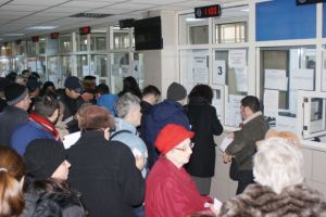 La Ploiesti se intampla exact ce NU trebuie in caz de epidemie! Cozi uriase la plata taxelor, pentru bonificatie. Viceprimarul Ganea, apel la primar: 