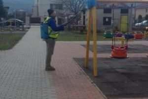 La Floreşti, se dezinfectează spaţiile publice: parcuri de joacă, staţii de autobuz