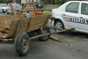 ACCIDENT pe DJ 107, în afara localităţii Jidvei: Un bărbat a fost rănit după ce o maşină a lovit o căruţă