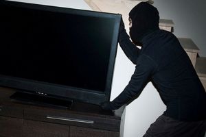 Un bihorean a furat un televizor LED din Ştei şi l-a instalat acasă. A fost prins după o lună