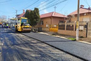 Continua reabilitarea carosabilului pe arterele secundare din Constanta