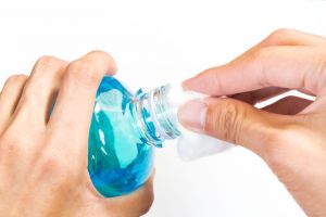 Producţia de alcool sanitar s-a triplat din cauza coronavirusului. Prodalcom abia face faţă cererii