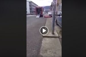 VIDEO: Coronavirus Cluj. Femeie ridicată cu izoleta din propria locuinţă, în Floreşti