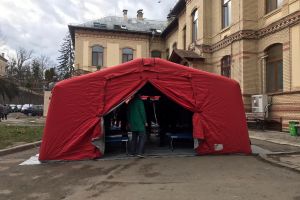 Cort de triaj, în faţa Clinicii Medicală I pentru pacienţii cu patologii respiratorii acute