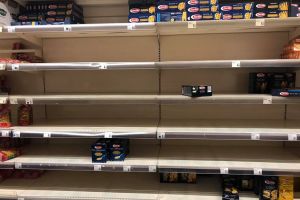 FOTO Este nebunie în magazinele din Botoşani! Oamenii au golit rafturile cu alimente, apă şi săpun