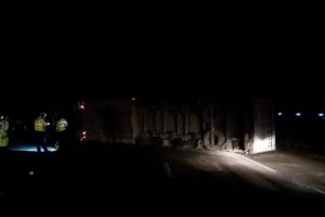 TIR răsturnat în Tulgheş. Șoferul este încarcerat