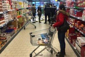 Cum să eviţi coronavirusul când mergi la supermarket