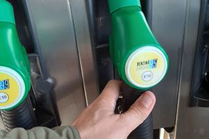 Coronavirusul şi jocurile arabilor ieftinesc petrolul