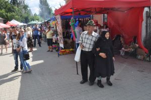 Oamenii de la ţară, sfătuiţi să evite întâlnirile cu rudele şi să păstreze distanţa faţă de alţii
