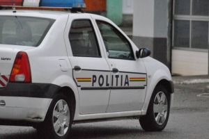 Noi detalii în cazul tentativei de suicid de la Sânnicolau Mare. Bărbatul şi-a atacat iniţial soţia cu briceagul, iar poliţiştii au deschis dosar penal