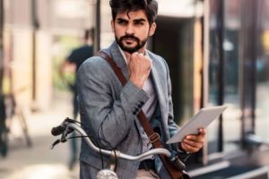 5 piese vestimentare pe care orice milenial din Argeş trebuie să le aibă în dulap