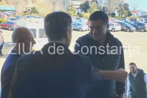 Imaginea zilei: Ministrul Costel Alexe si prefectul George Niculescu, salut inedit la Constanta 