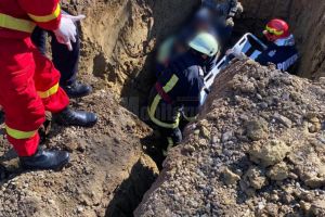 Bărbat de 53 de ani, salvat după ce a fost îngropat sub un mal de pământ