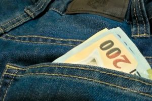 Ialomiţa: Un bărbat care a încercat să mituiască un poliţist, cercetat sub măsura controlului judiciar pentru dare de mită