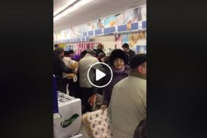 ISTERIE ÎN MASĂ DIN CAUZA CORONAVIRUS. Românii iau cu asalt magazinele – VIDEO