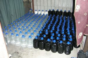 Au căutat droguri, dar au găsit un depozit clandestin de alcool etilic. Peste 3.500 litri de băuturi spirtoase au fost ridicate de la un orădean