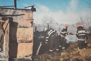 Incendiu violent la un şopron din Valea lui Mihai, provocat de o defecţiune electrică
