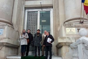 Mafia veterinară din nou pe masa Curţii Constituţionale: Un câştig pentru 9 milioane de proprietari de carnasiere