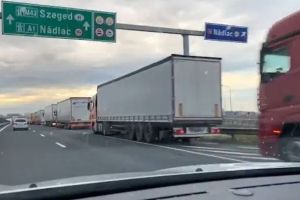 Ministrul Transporturilor: 30% dintre şoferi refuză să plece în cursă pentru că riscă să fie blocaţi. Soluţia, crearea unui culoar unic european pentru evitarea blocării transporturilor